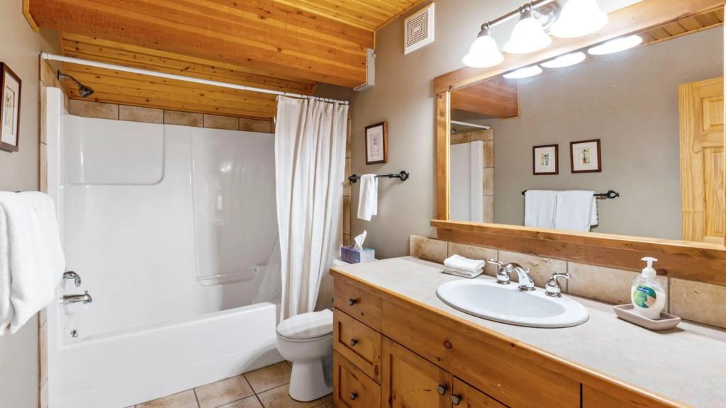 Coyote Creek - Large Ski In/Ski Out Chalet with Amazing Views & Private Hot Tub