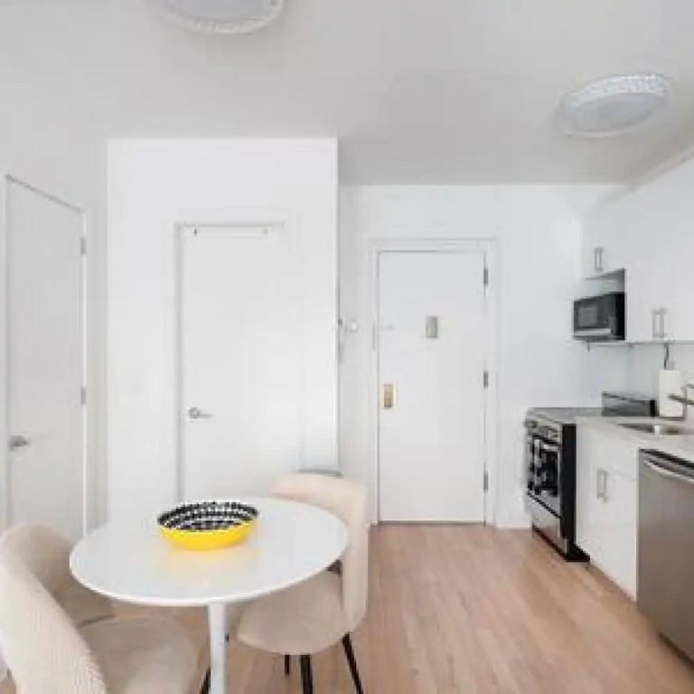 444-5a Newly Renovated 1BR in Hell s Kitchen