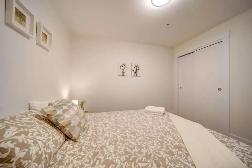 Luxurious Modern 2BR Condo Slps-5 Coffee AC Wifi