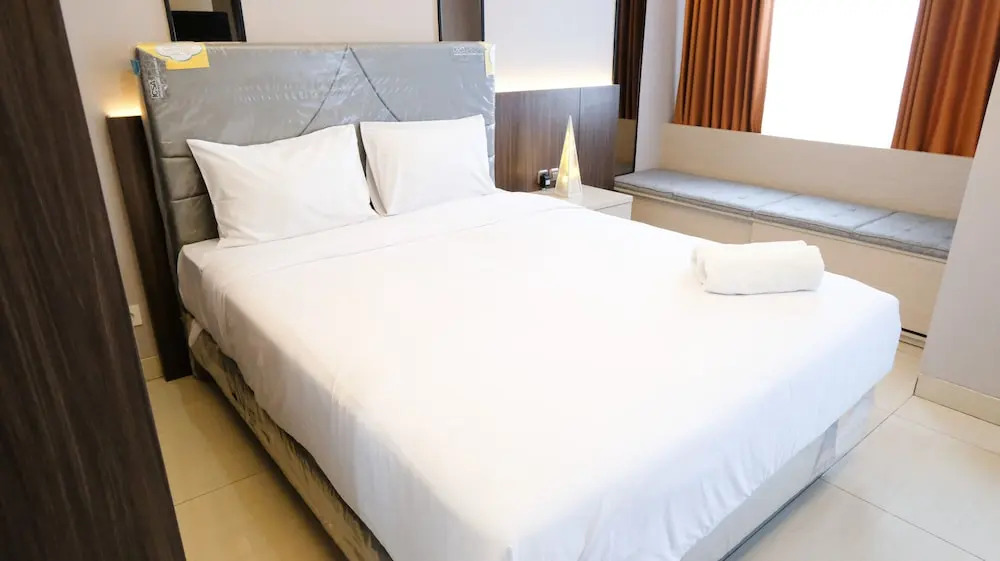 Luxurious Studio With Long Golf View At Grand Sungkono Lagoon Apartment