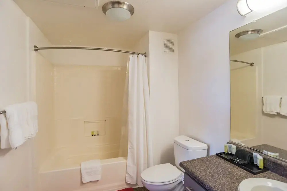 The Luxe Suites of Oceanside with Pool & Gym