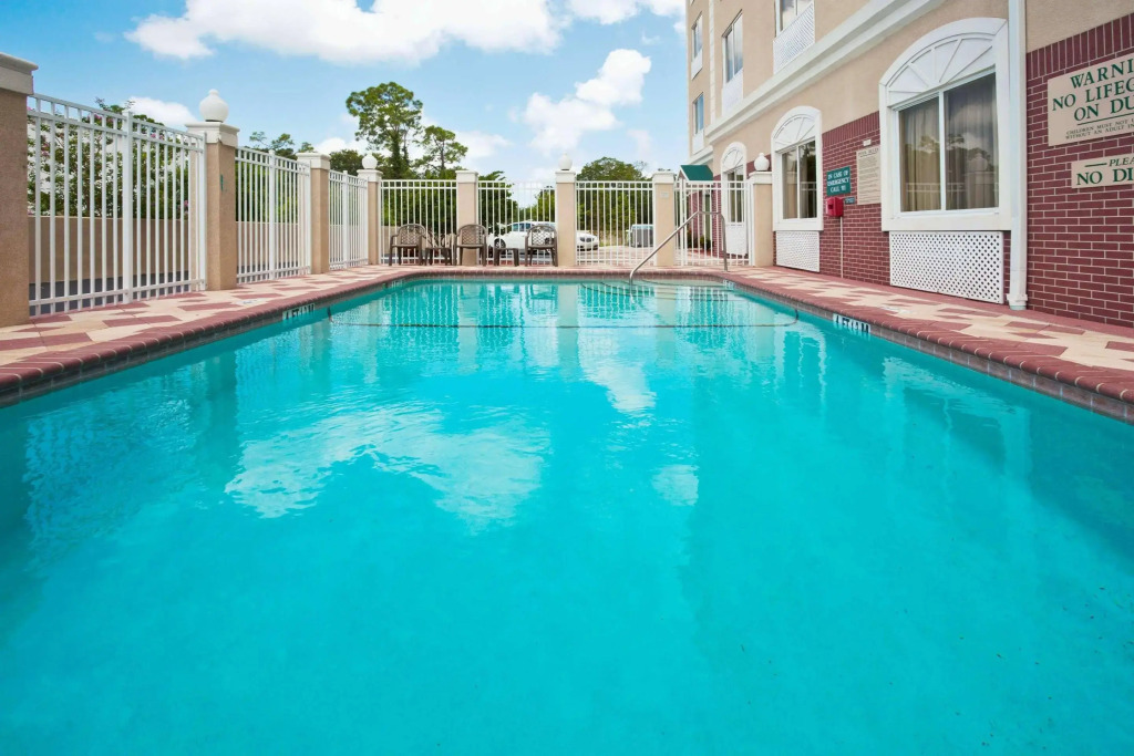 Country Inn & Suites by Radisson, St Petersburg - Clearwater, FL