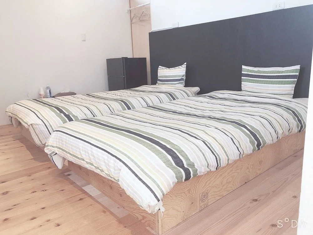 BOND - Hostel