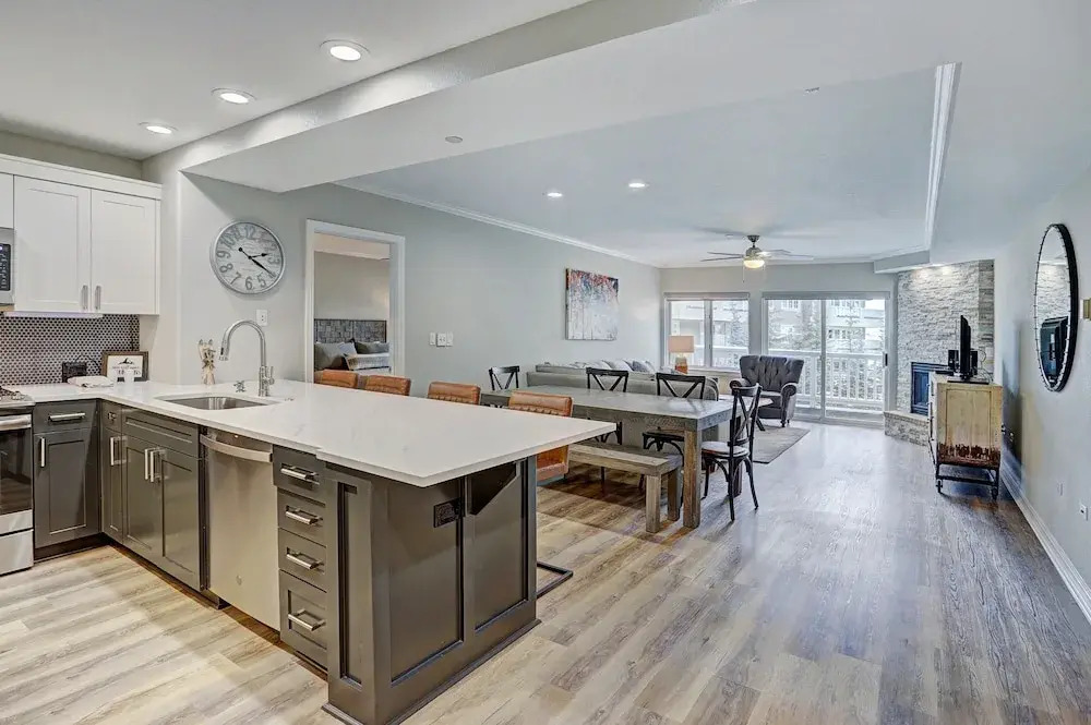 Modern 2br + Den At St James- Sleeps 10! 2 Bedroom Condo