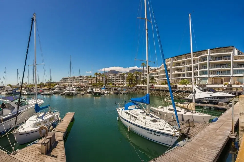 Wonderful Secure Apartment Walking Distance to Waterfront African Anchor
