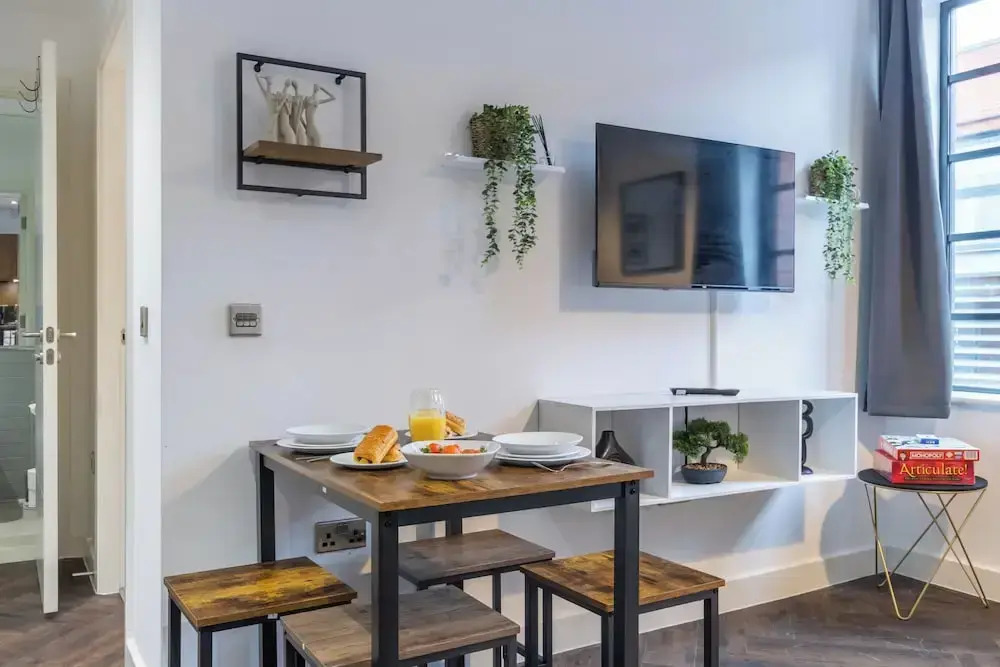 Professionals, City Centre, Parking, Superstore Nearby