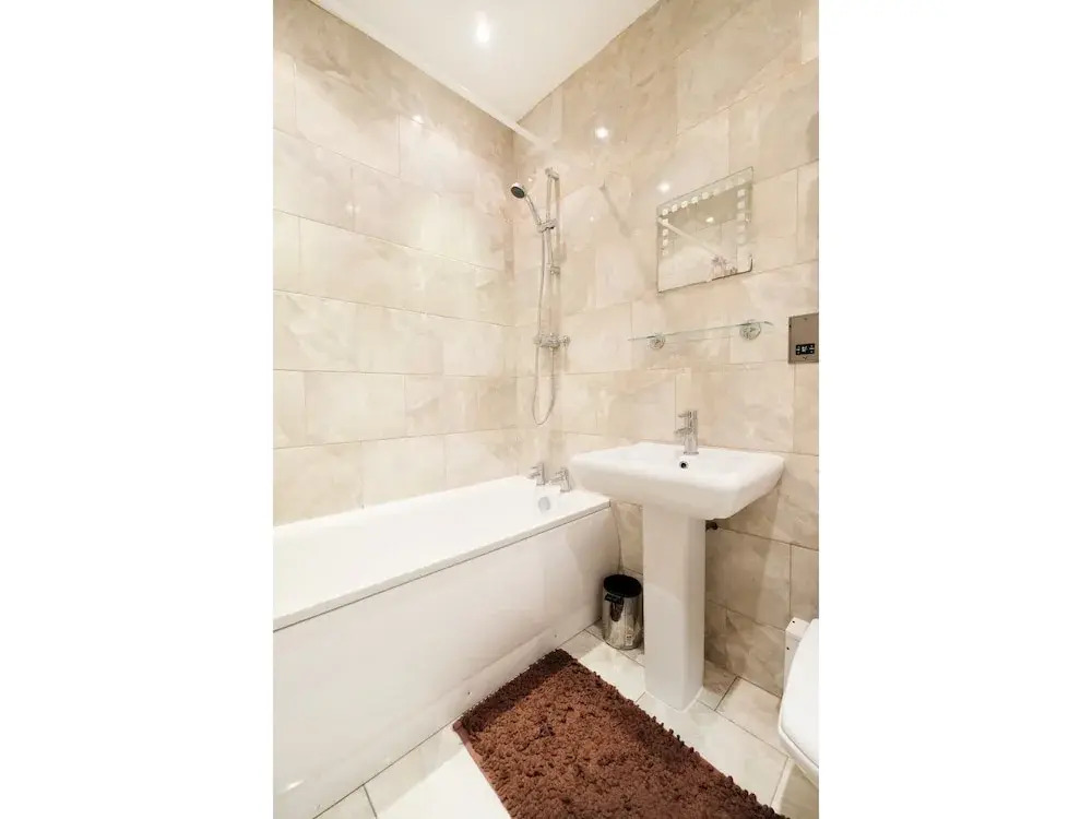 Clean, Secure 2BR Flat for 4 in East London