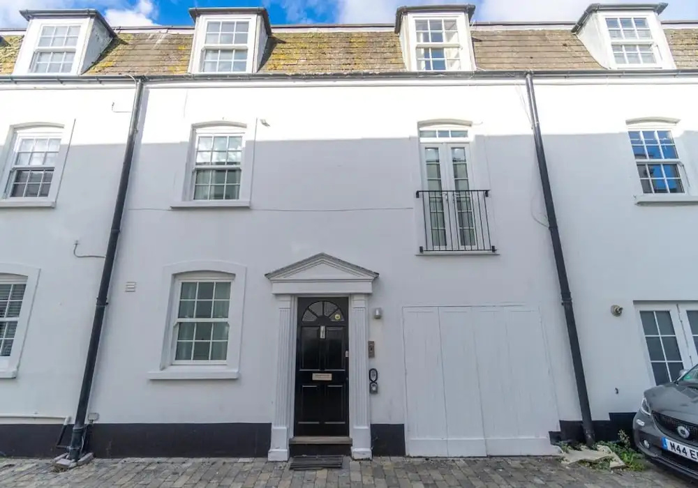 Pebble Mews House - Sleeps 6 to 8 Guests