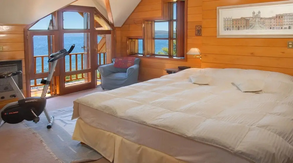 Warm House on the Edge of Lake H28