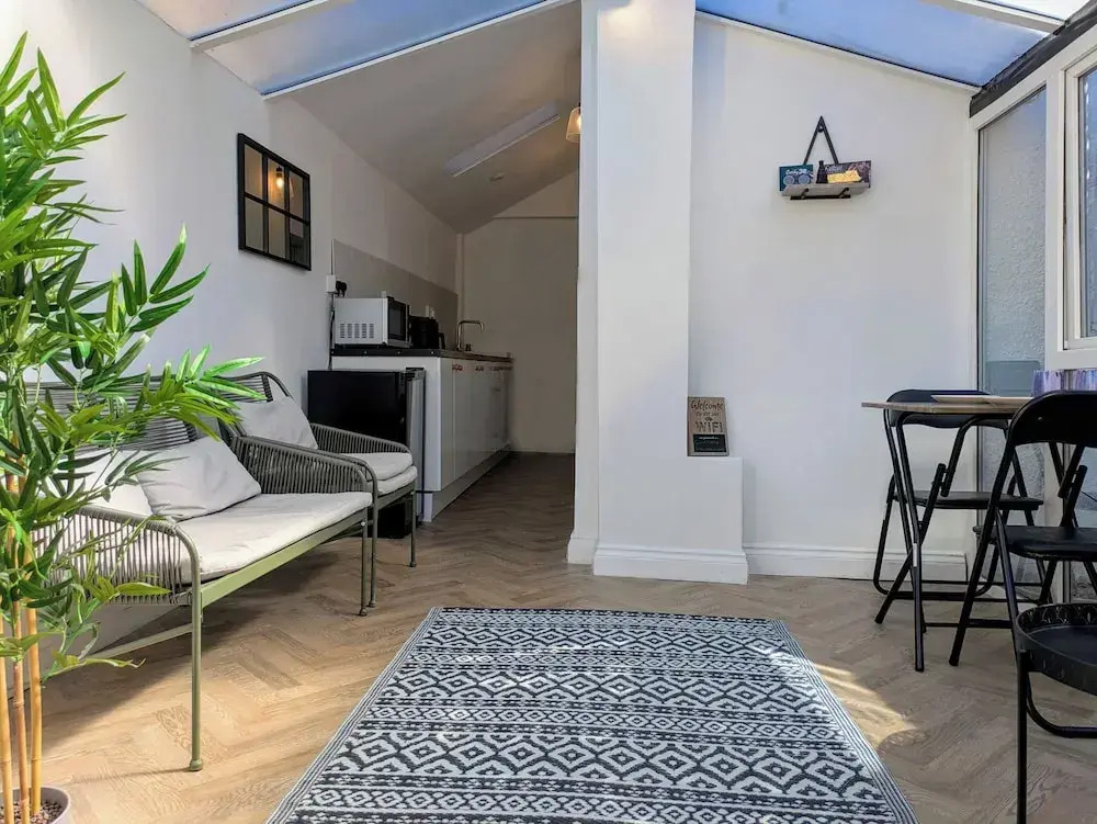 1-bed Retreat - Hot Tub, Private Garden & Bbq