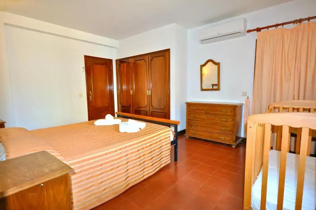 5 En-Suite Bedrooms, close to centre, free AC WiFi