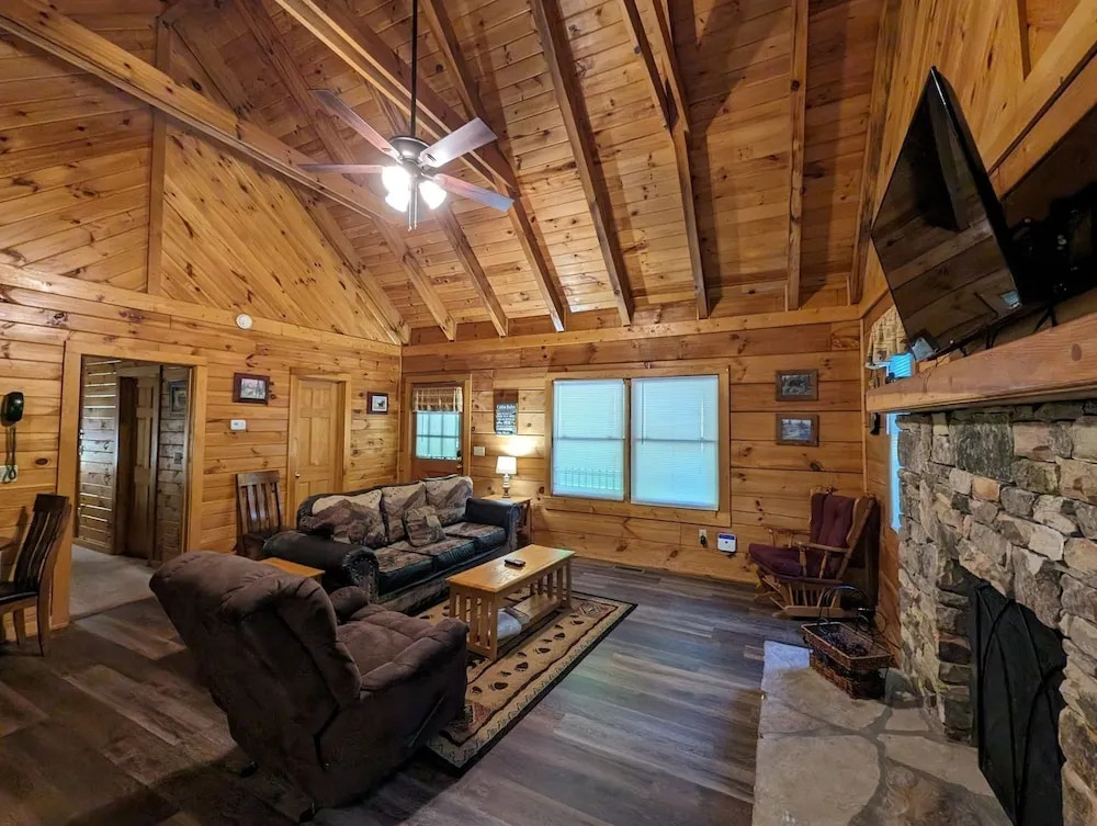 ER57 - Bear Haven - Great location! Close to all the action! cabin