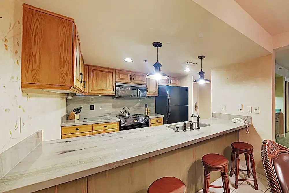 Ski-in/ski-out W/ Pool & Hot Tub 2 Bedroom Condo