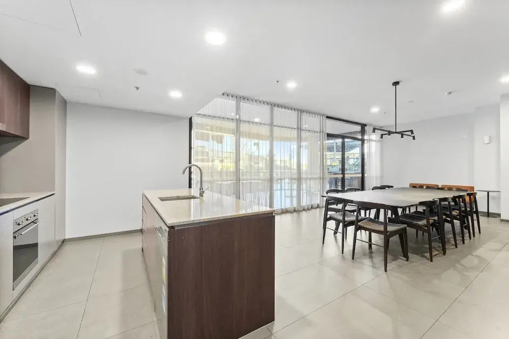 Refined 2-bed With Luxurious Building Amenities