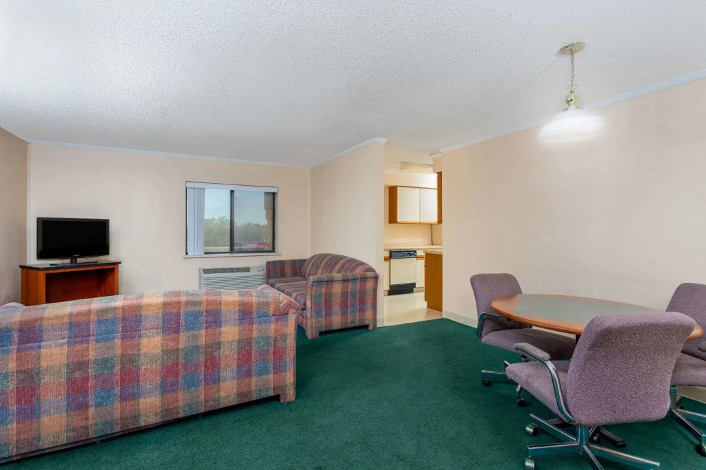 Norwood Inn & Suites By BlissPoint