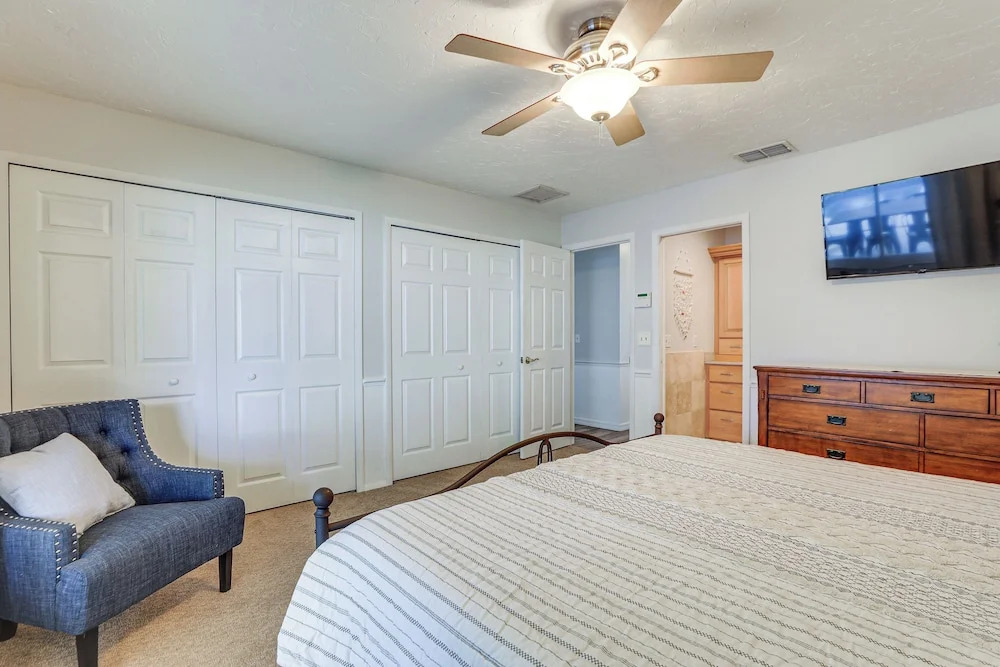 Pet-friendly Home w/ Heated Pool in Bradenton