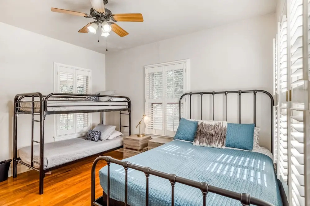 Charmer Close To Dt Austin- Large 4bd/3ba + Hottub 4 Bedroom Home