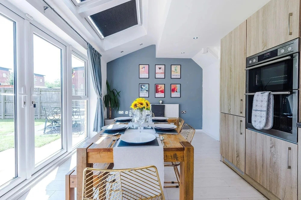 Perfect Riverside Home in Manchester Free Parking