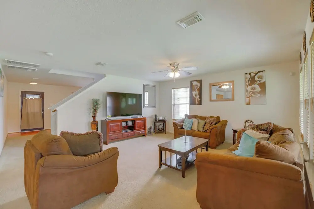 7 Mi to Downtown Baytown: Spacious Home w/ Yard