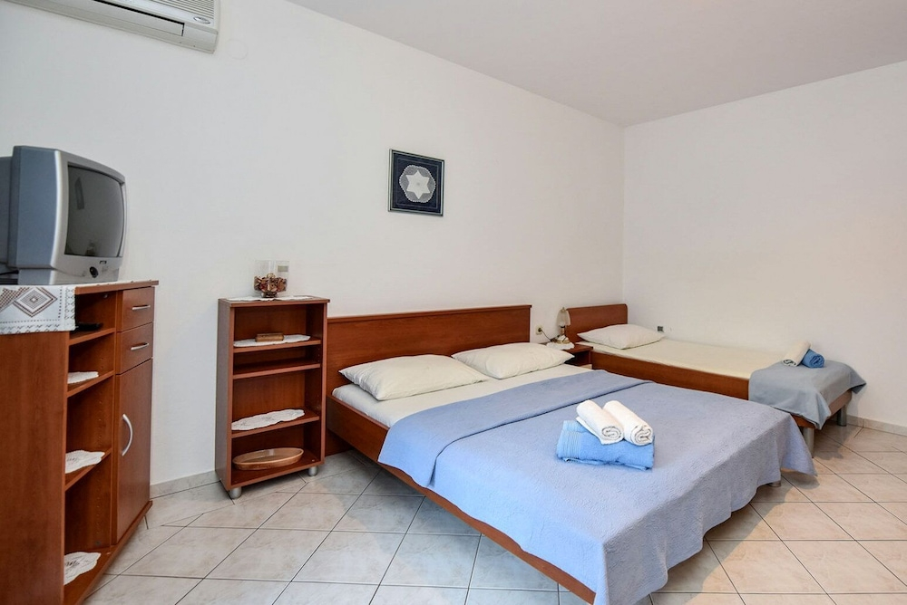 Apartments Mandre near sea