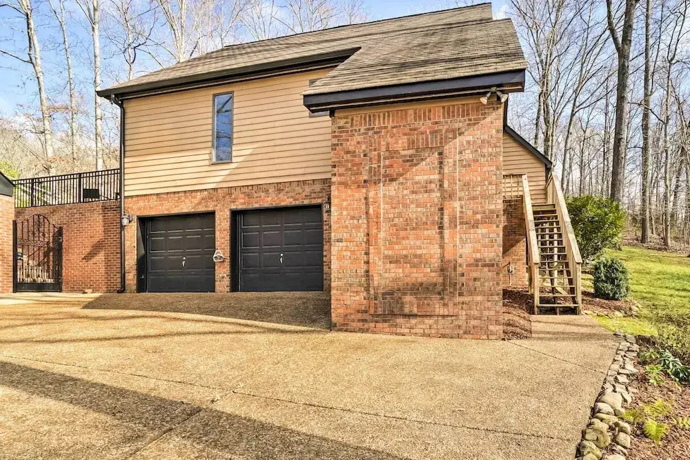 Relax Poolside! Family Getaway in Nashville Area