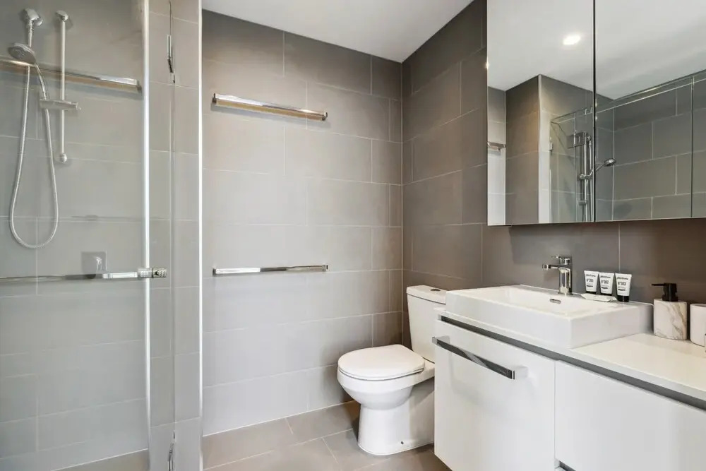 Stunning 1-bed by Victoria Park With Pool & Gym