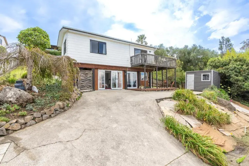 Comfy Raglan Base - Walk to Beach and Village - Roberts St - Family Home Upstairs