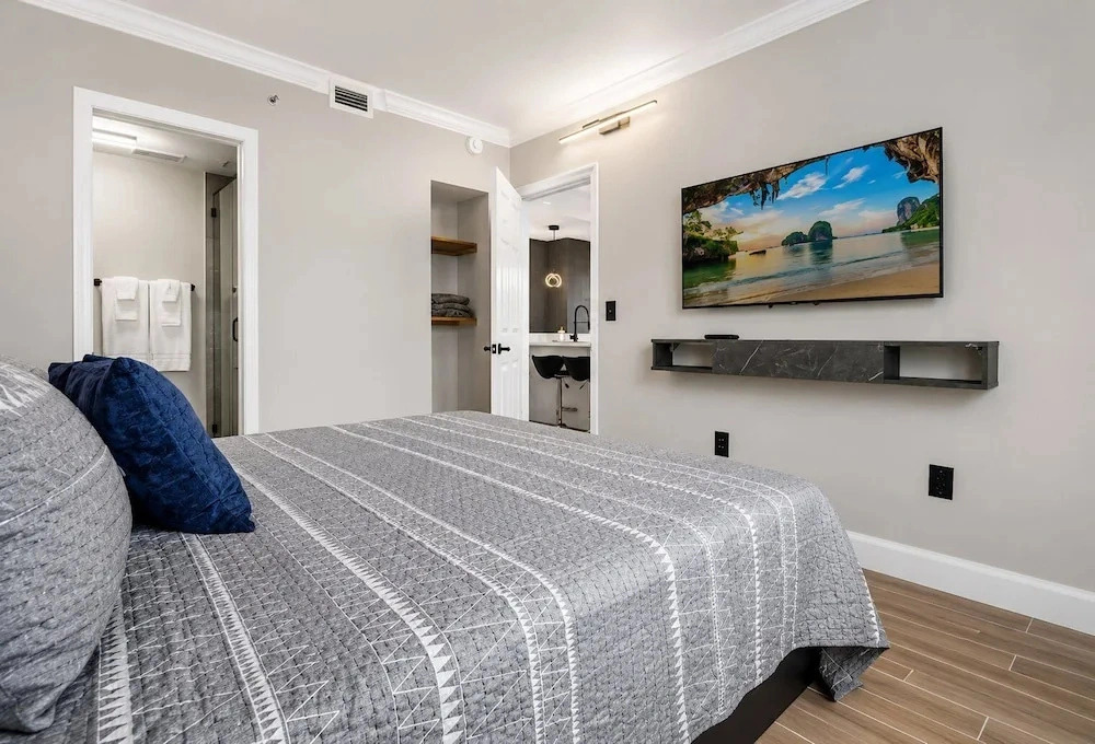 Modern 2BR Suite at Enclave 5min Universal