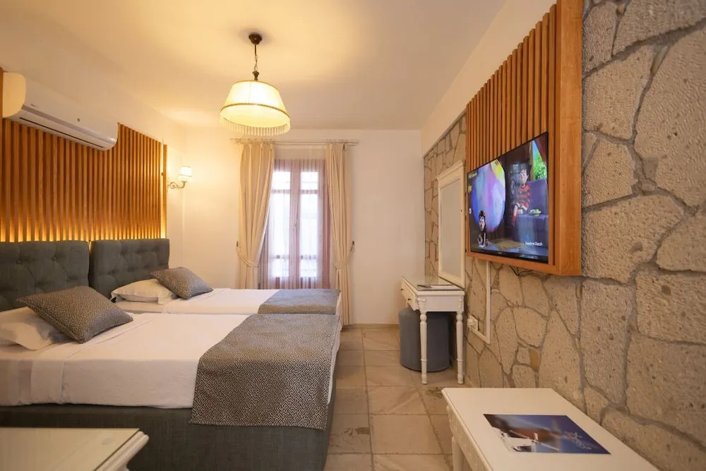 Alaroof Hotel  ( +15 )