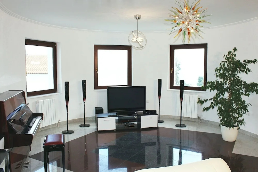 Luxury Apartment in Opatija for 8 People With Pool and Silk Bedding