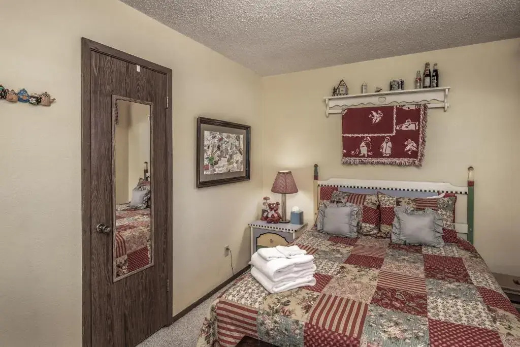 Fox Hollow Condo #08, 2 Bedrooms, Sleeps 6, Wood Stove, Barbecue