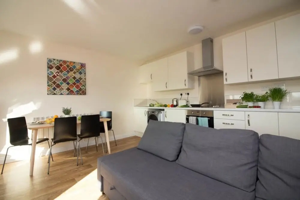Stayzo Castle Penthouse 17 - A Clean Fresh Modern Apartment With Free Wi-fi