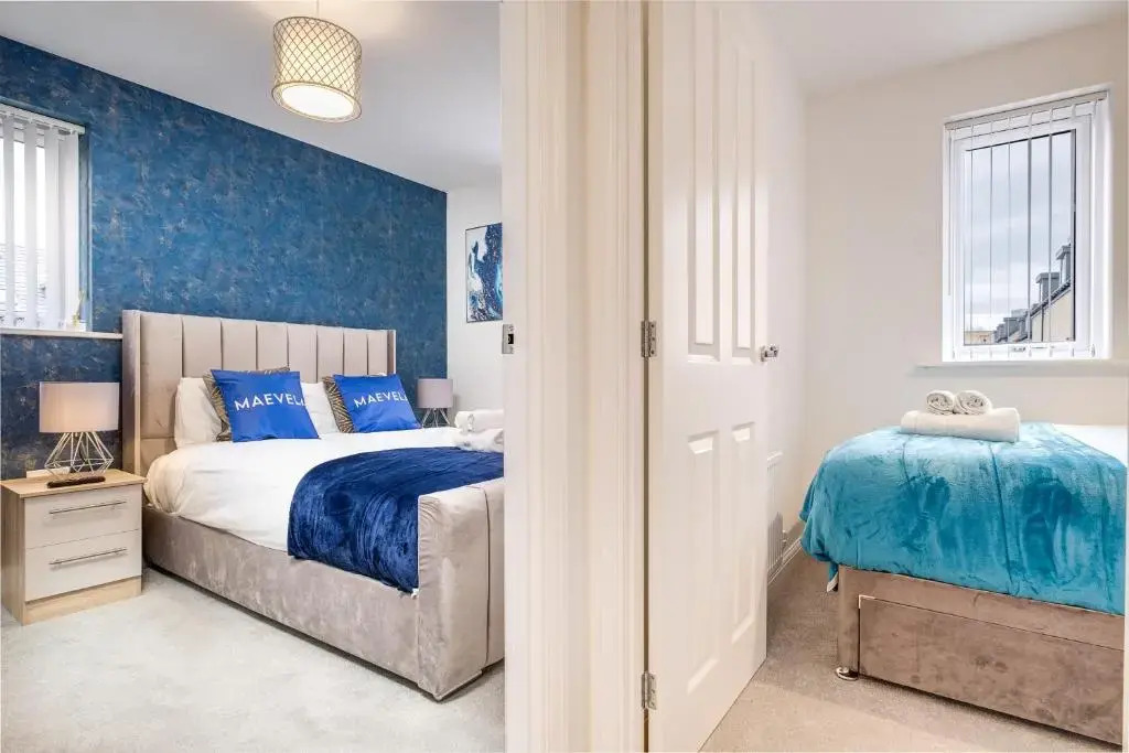 Luxury City Centre Stylish 2 Bed House ☆ FREE DRIVEWAY PARKING → With 55 Inch Smart TV, FREE NETFLIX & WIFI ✘ Comfy Seating Area - BY MAEVELA®