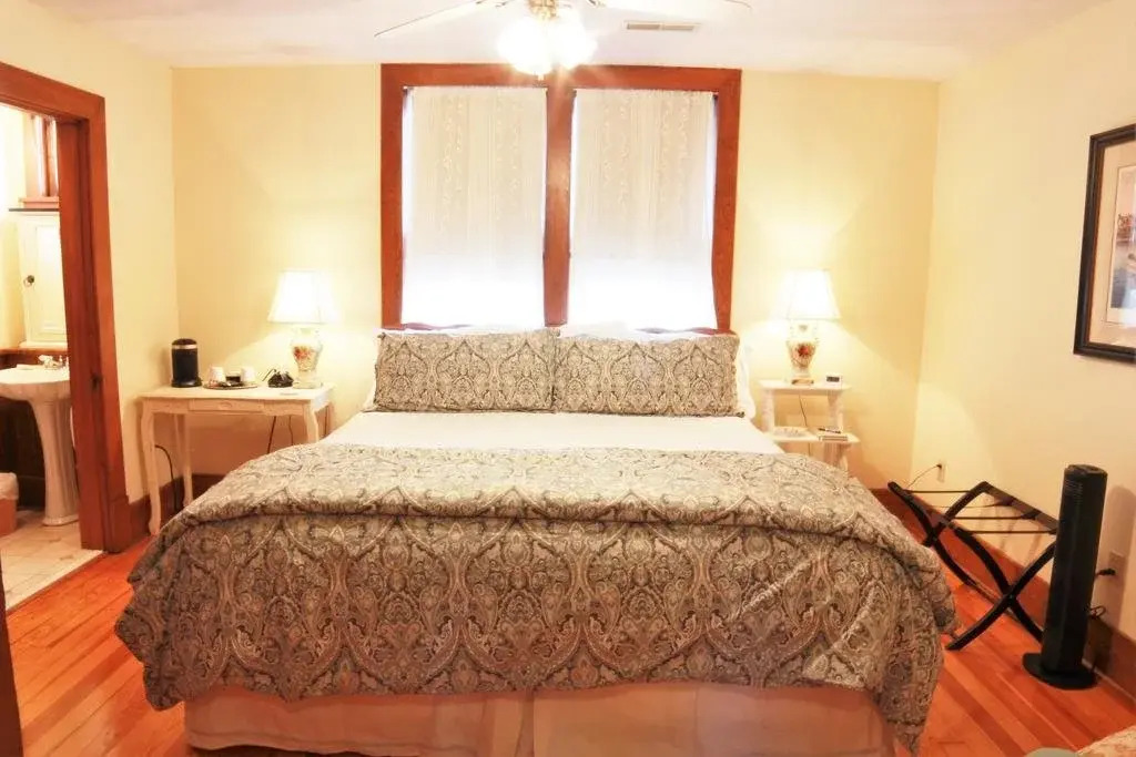 DeBourge Guesthouse