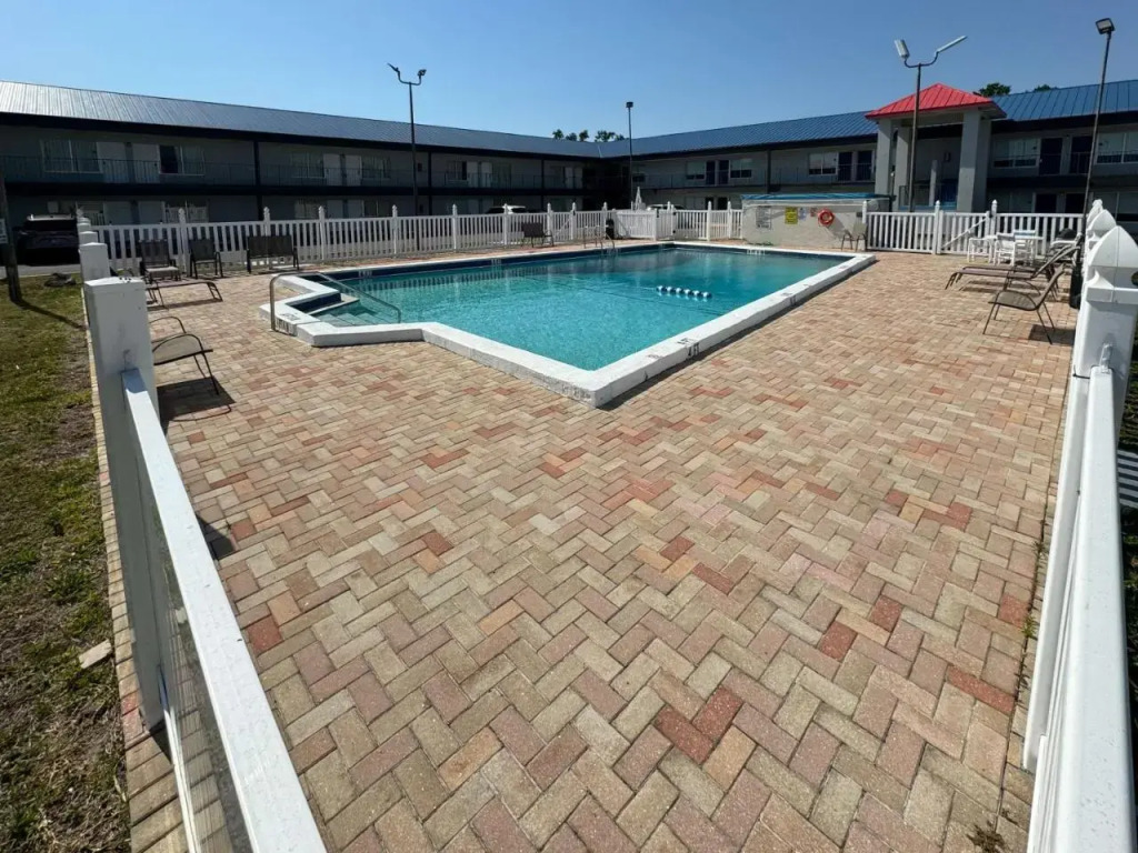 Englewood Inn & Suites