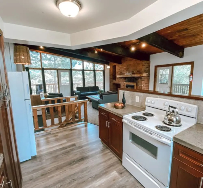 6 bdrm Blue Mountain Cottage, Private Beach Access, Hot Tub, Sauna, Table Tennis, BBQ, Petfriendly