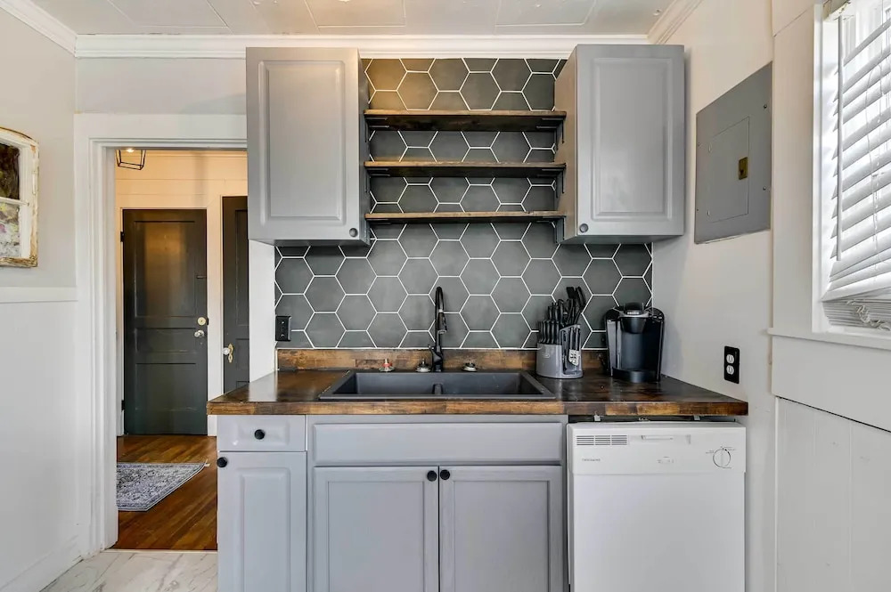 Cozy Starkville Apartment: Walk to Main Street!