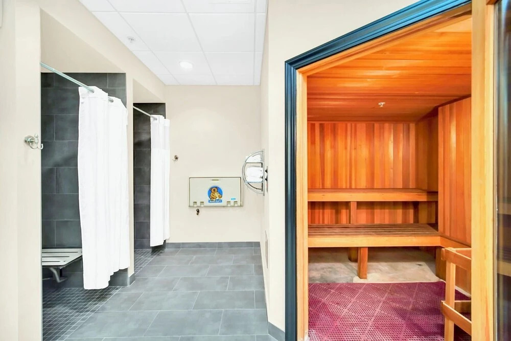 Upstay Condo w Pool Sauna Sleeps 8
