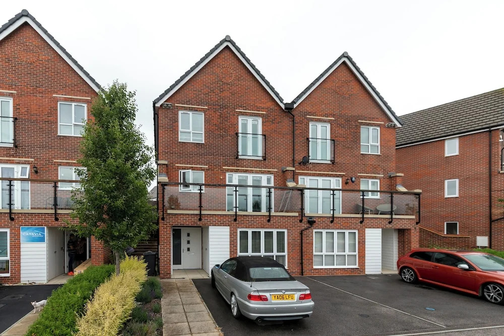 5 Bed House - Sleeps 9 - Pets - Garden - Parking