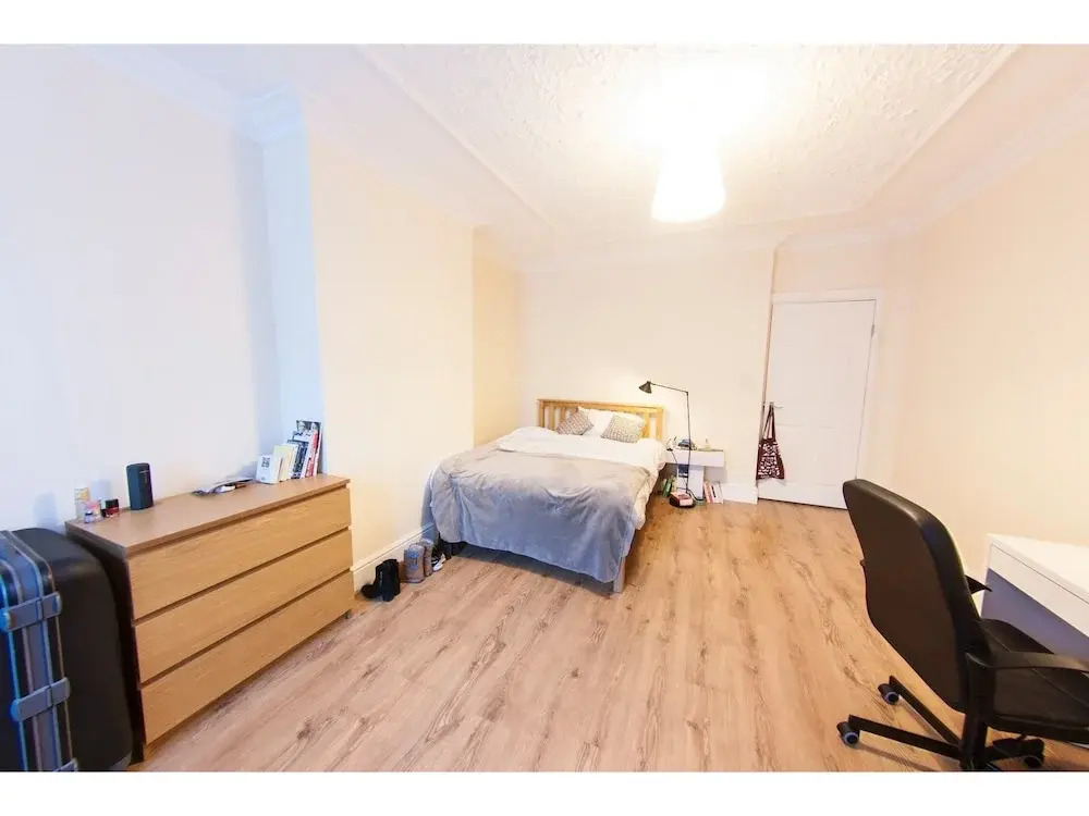 Spacious & Quiet 4BR Flat for 8 in Hampstead