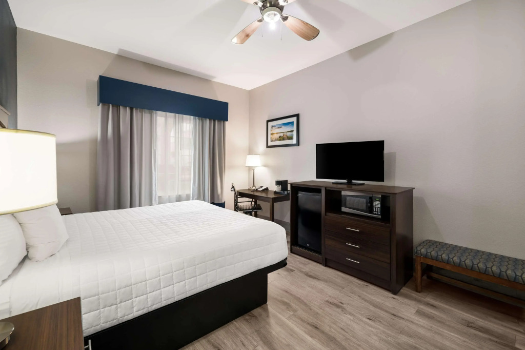 Best Western Plus Lake Dallas Inn & Suites