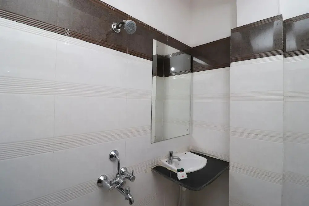 Capital O 30565 Pabitra Royal Regency