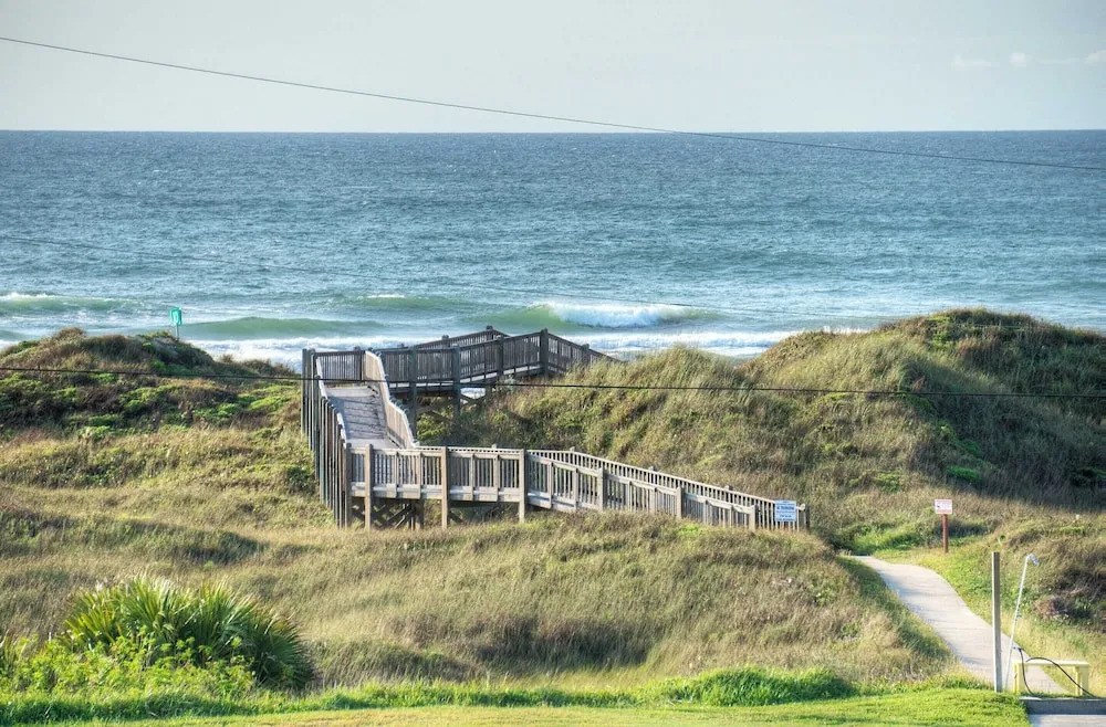 Sleeps 18 2 Beachfront Condos w/ 2 Pools, Tennis/pickleball, Beach Boardwalk