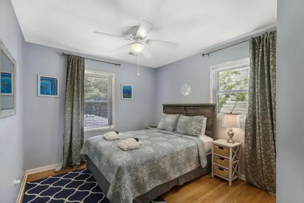 1010 E Ashley - Two Kitchens - Steps to Beach