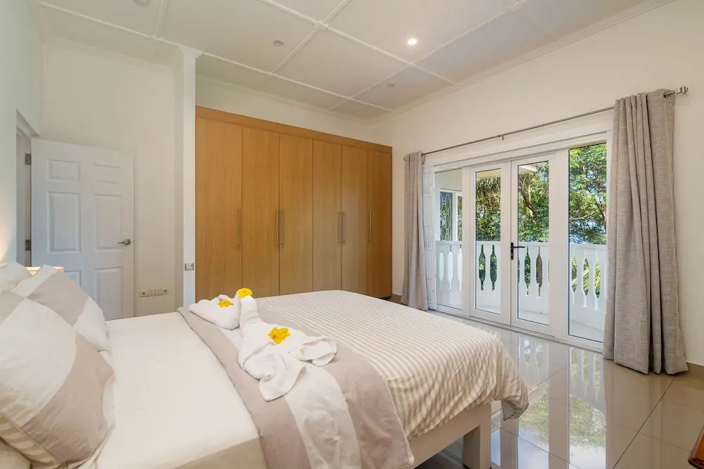 2 Bed Villa - Sleeps 4 - Pets - Pool - Garden