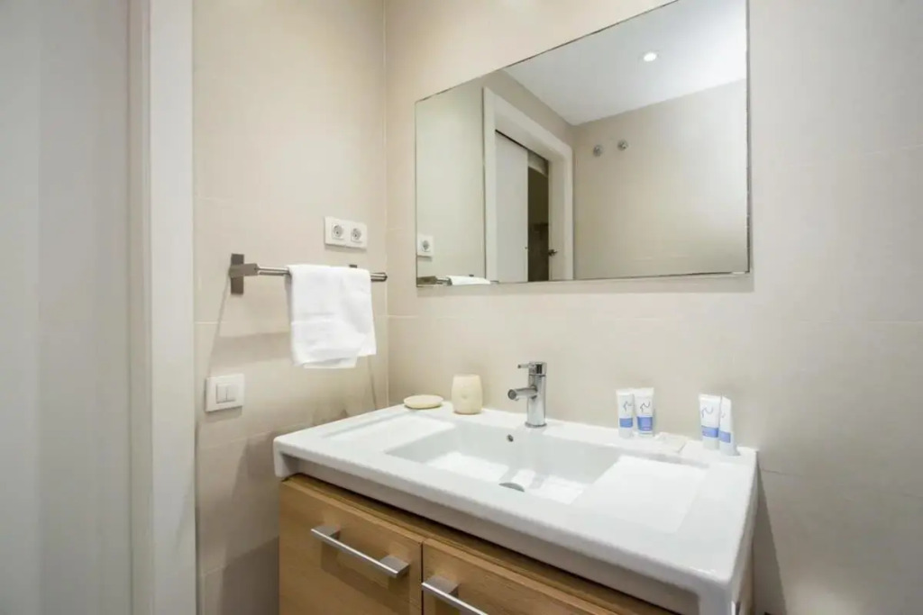 Bright and modern 4bedroom with terrace in Las Ramblas P1