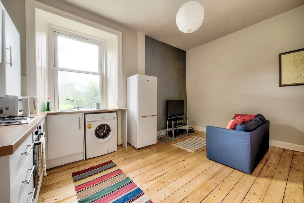 Luminous 1 BR Flat Close to City Centre, With Superb Views of Arthurs Seat