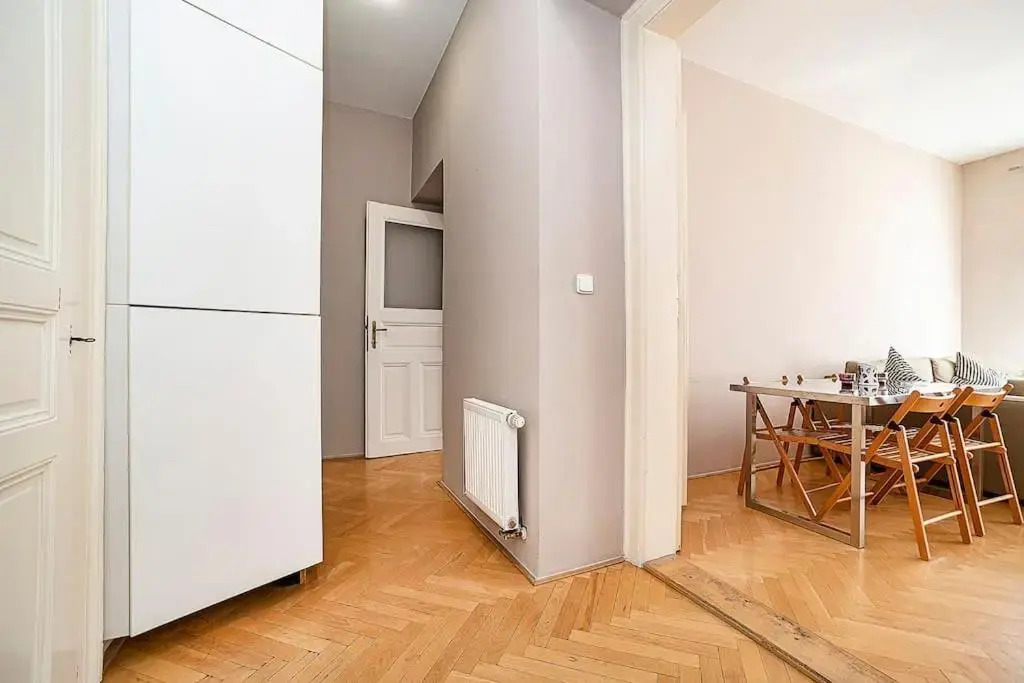 Cozy and sunny apartment in uptown