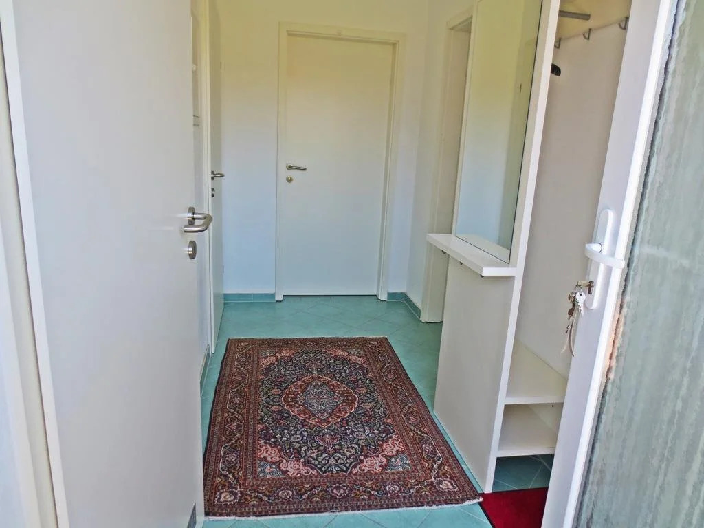 FLORES, Ferienhaus oder Doppelzimmer, im Grünen, 5 Gehminuten ins Zentrum, Parkplatz, zero emissions