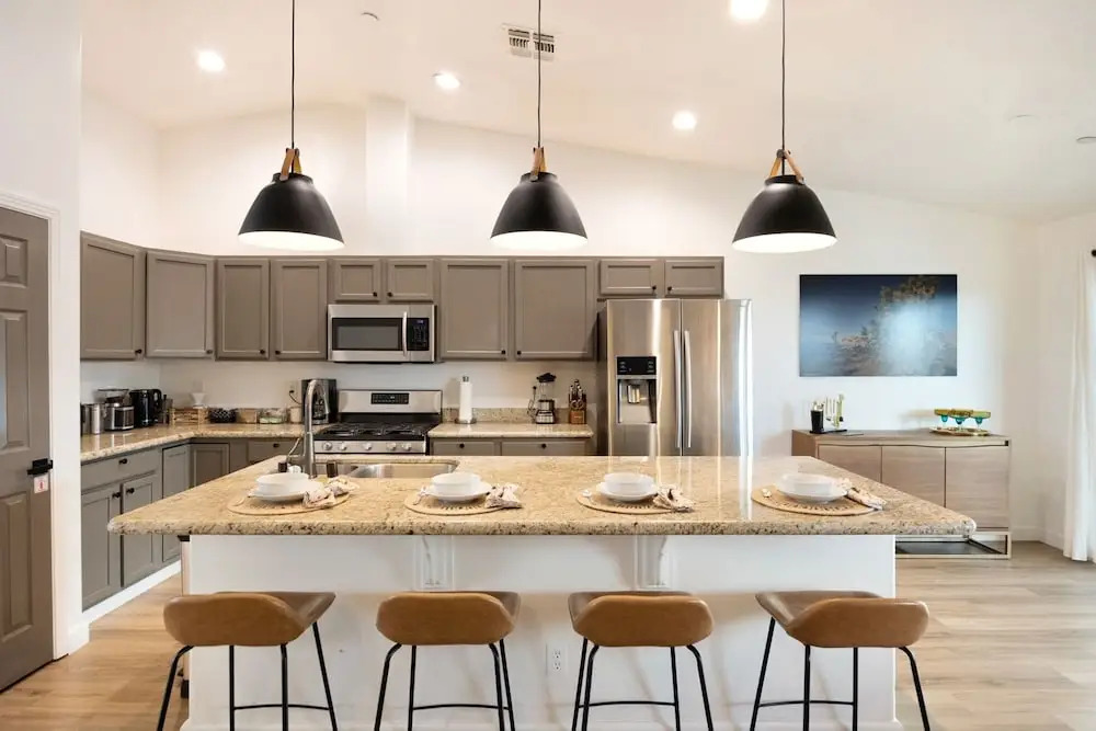 Alana House - Pool, Hot Tub, Bbq, Fire Pit + Walk To Hikes! 4 Bedroom Home by RedAwning
